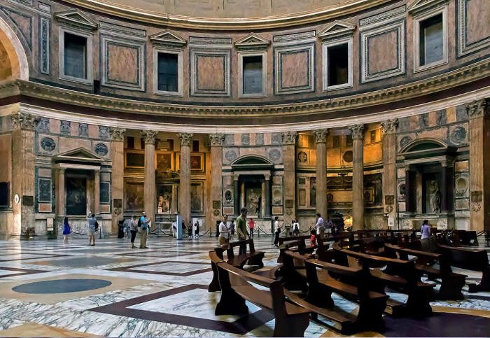 Пантеон в Риме снаружи и изнутри