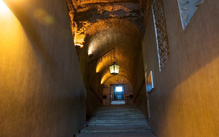 Замок Святого Ангела, спуск в подземелье