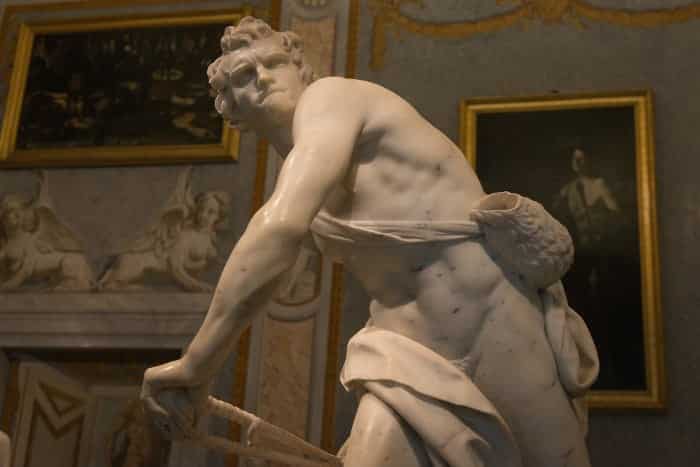 Скульптура Давида в галерее Боргезе
