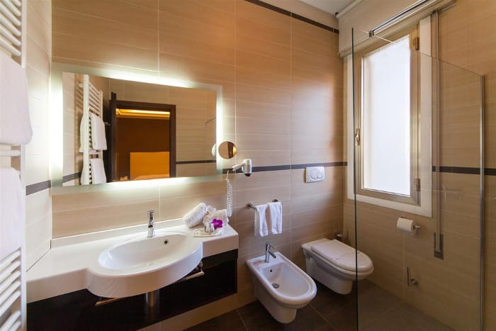 Отели в Риме: Ванная комната в отеле