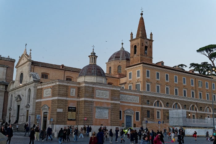 Базилика в стиле барокко на Piazza del Popolo