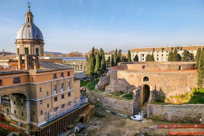Мавзолей Августа также в списке интересных достопримечательностей Рима