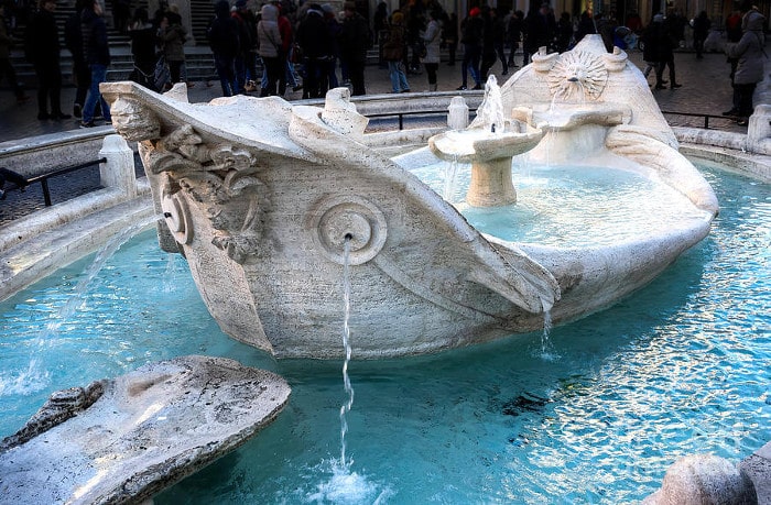 Как выглядит фонтан Баркачча у Испанской лестницы в Риме